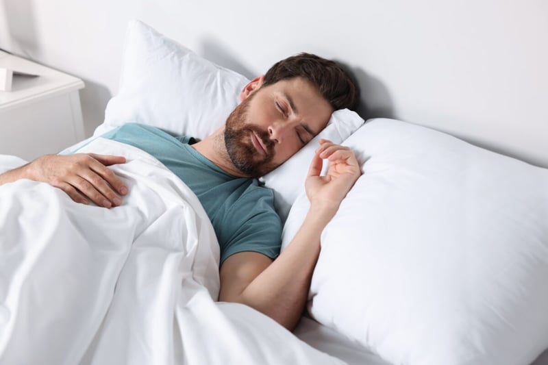 Man, sleeping, night, bed, MundoNOW