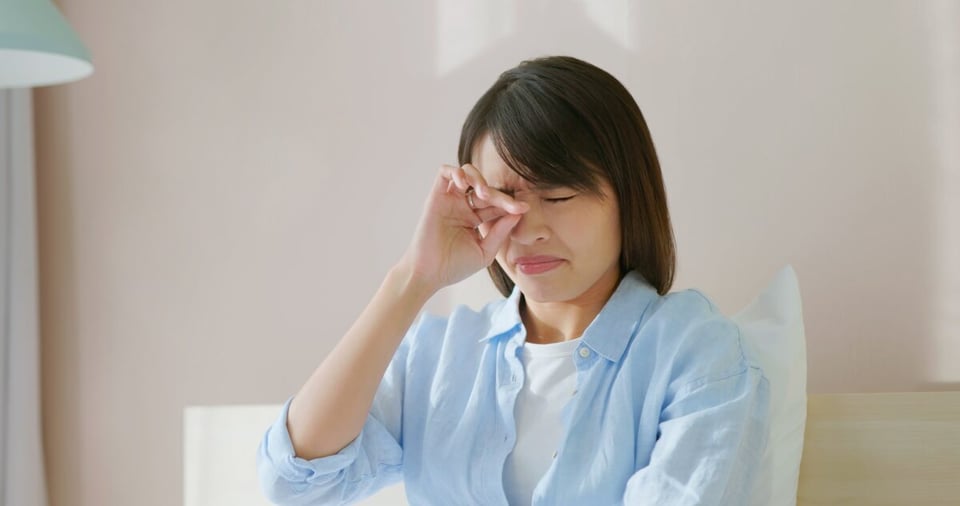 Mujer, Alergia, Frotarse los Ojos, MundoNOW, enfermedad