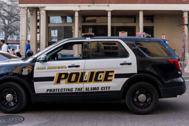 Tiroteo en centro comercial de Texas deja a un hombre baleado
