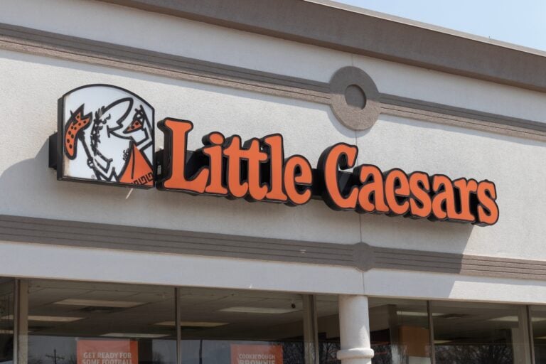 Empleado de Little Caesars le dispara a su compañero de trabajo hasta asesinarlo