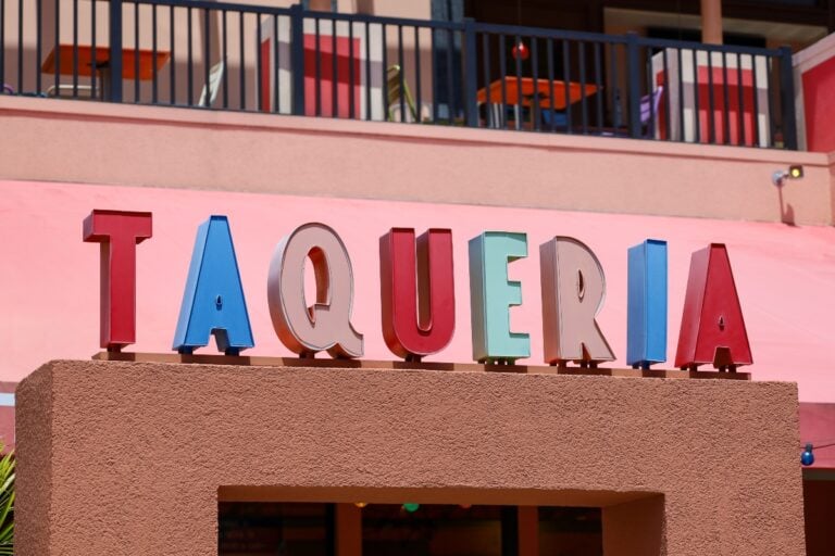 Taquería pagará miles de dólares tras espiar a sus empleados con un sacerdote y deberles salarios
