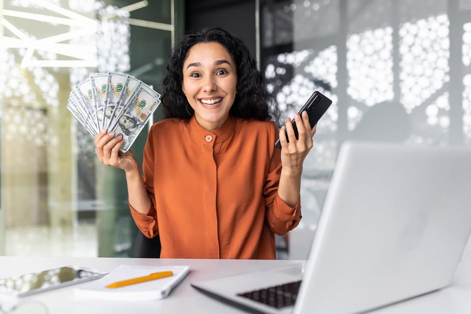 Temas claves en 2024, hispano, mujer, dinero, MundoNOW