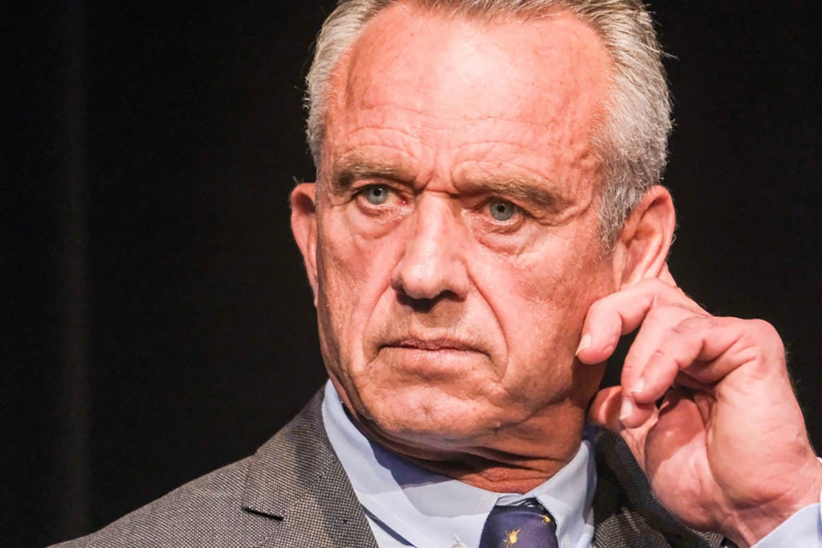 Robert F. Kennedy Jr suspende su campaña a la presidencia y apoya a Trump