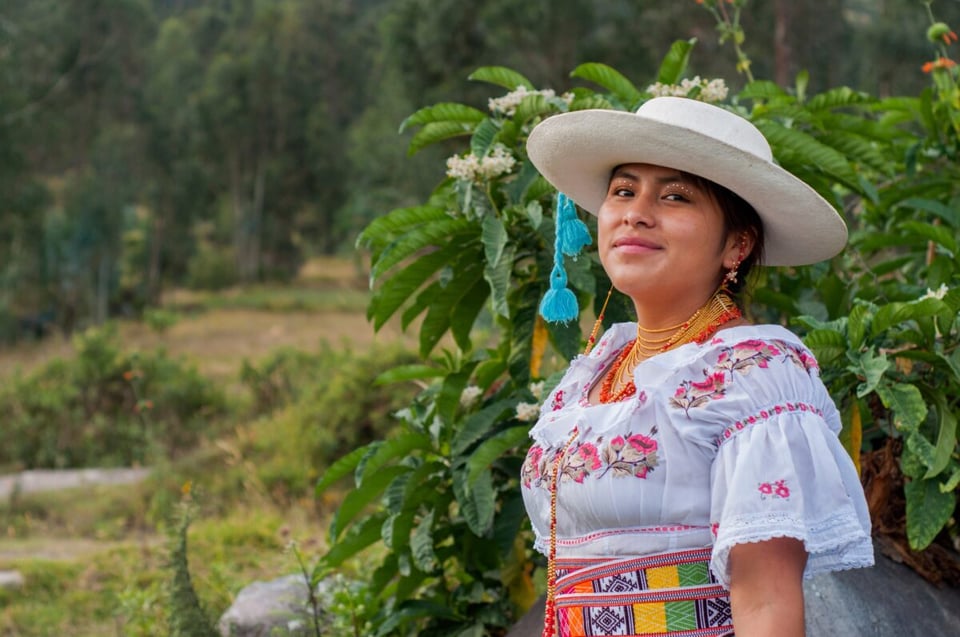 Mes de la Herencia Hispana, mujer indígena, mujer hispana, traje típico, LatinBest