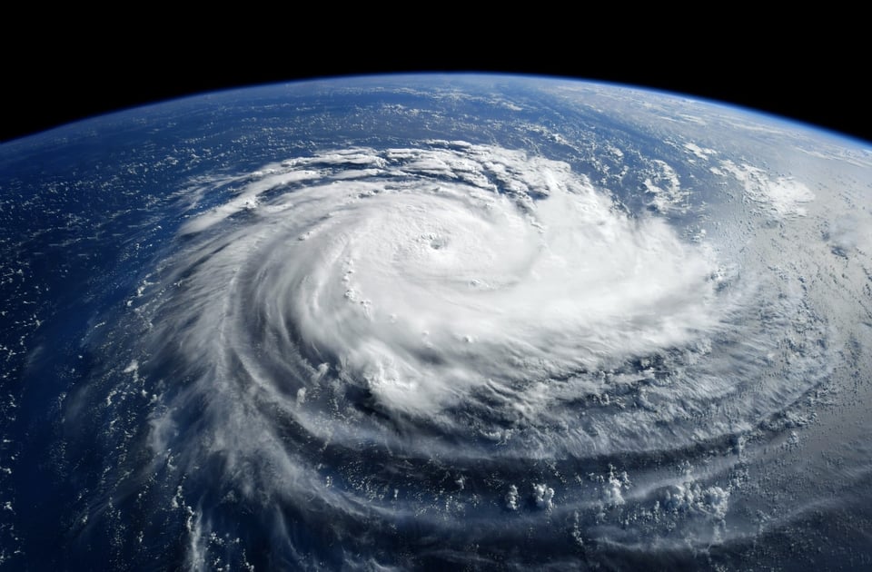 El huracán ‘Beryl’ categoría 4 toca tierra y ya causa destrozos