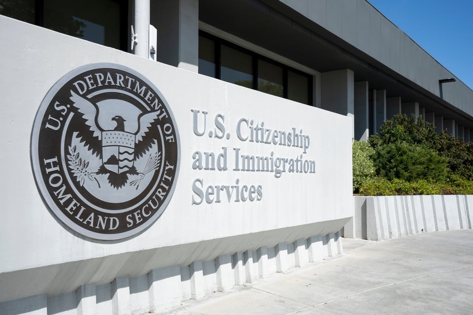 Medida del ICE para arrestar migrantes es declarada inconstitucional
