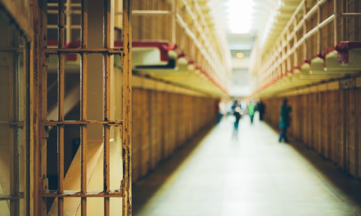 Alertan sobre la fuga de peligrosos criminales de cárcel en Georgia