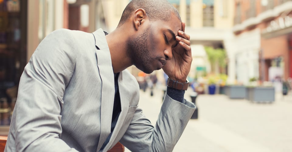 hombre negro, pensando, estrés, afuera, superar la ansiedad