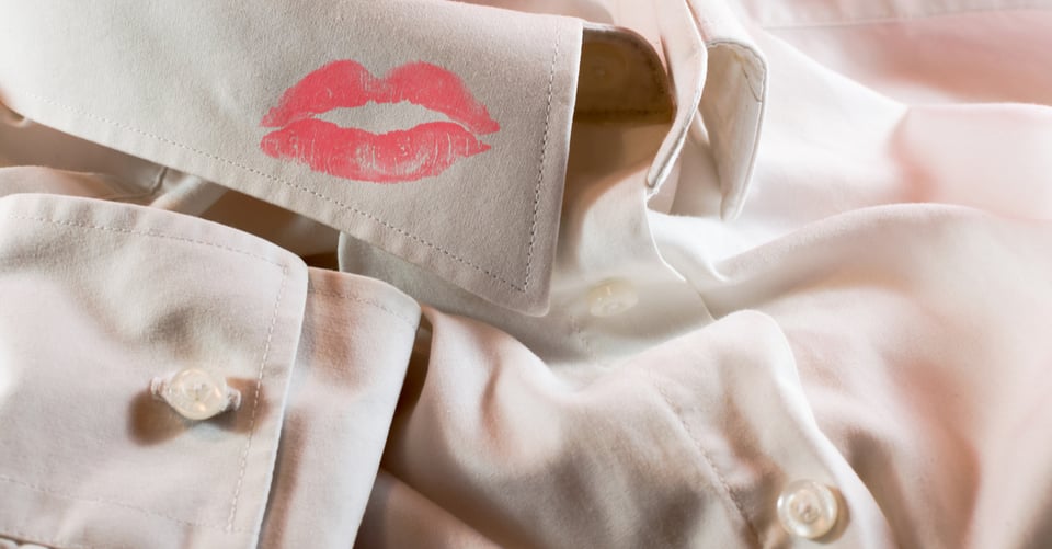 Camisa con lápiz labial como concepto de infidelidad