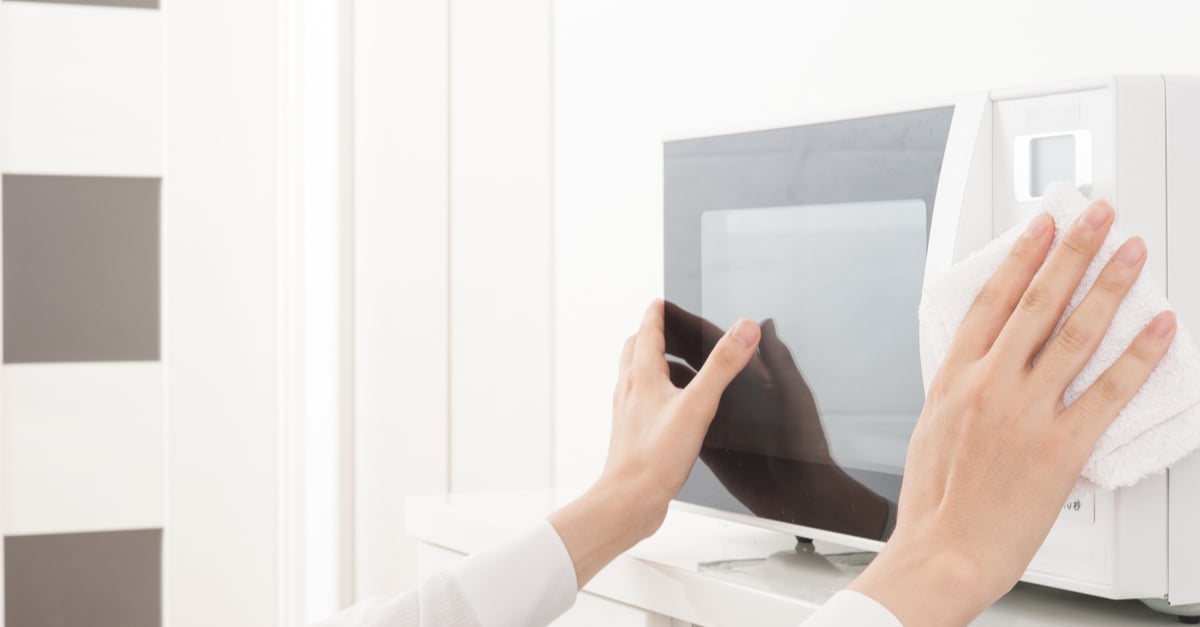 Hacks de limpieza para microondas: El truco del limón y otros consejos simples