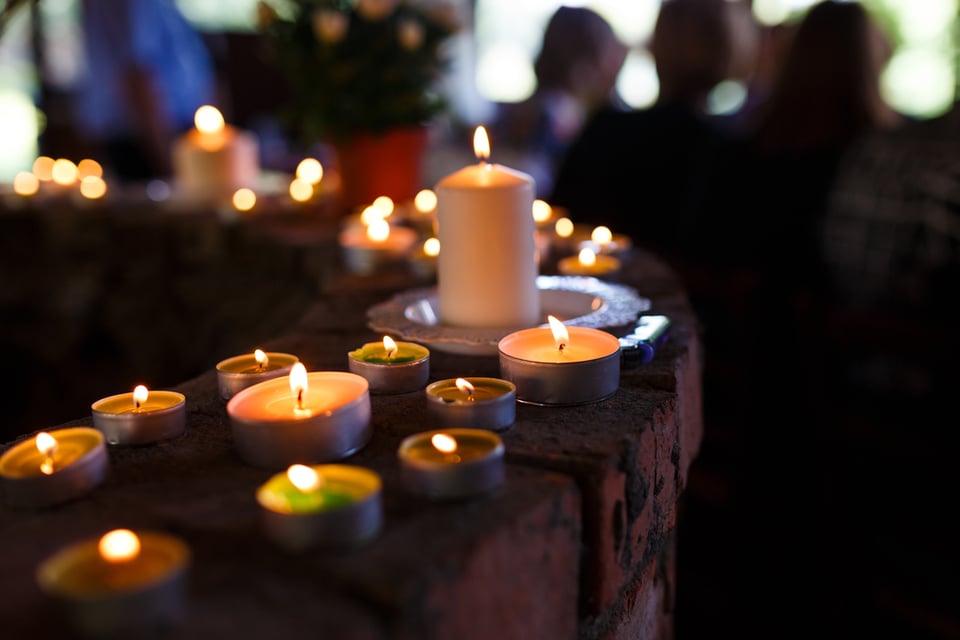 velas, veladoras encendidas, servicio funerario, dinero, mundonow