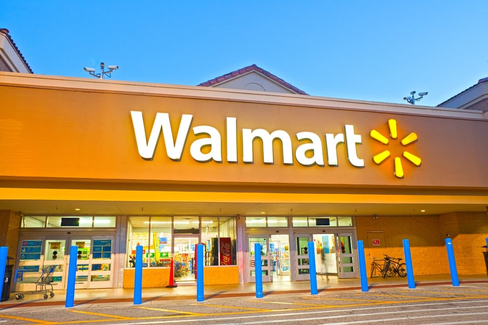 Anuncian despidos masivos en Walmart tras cierres de tiendas