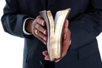 Pastor estalla por diezmo