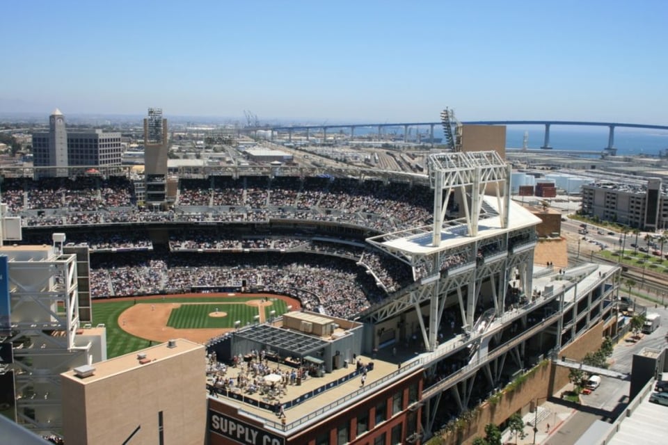 Una mujer y su hijo de 2 años murieron al caer del tercer nivel del estadio Petco Park