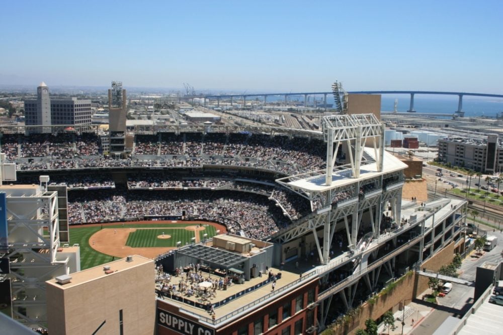 Una mujer y su hijo de 2 años murieron al caer del tercer nivel del estadio Petco Park