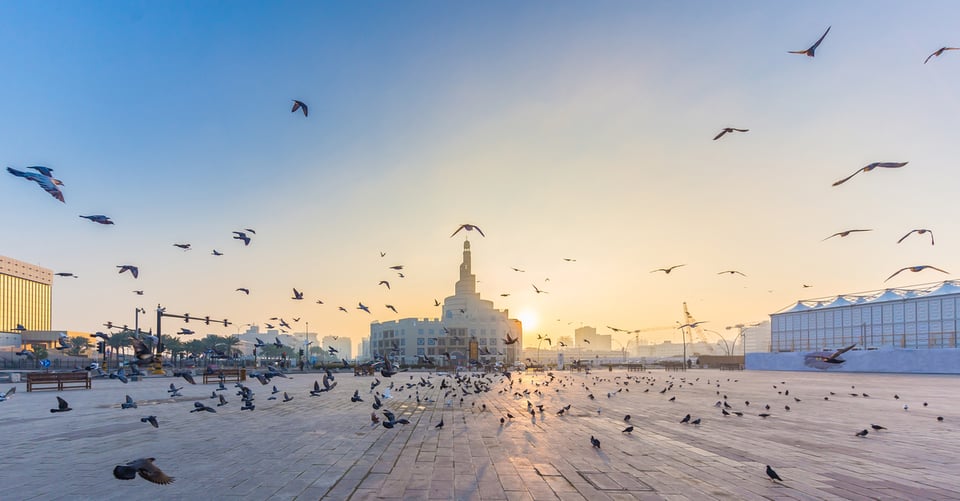 Plaza de Qatar con bastantes pájaros