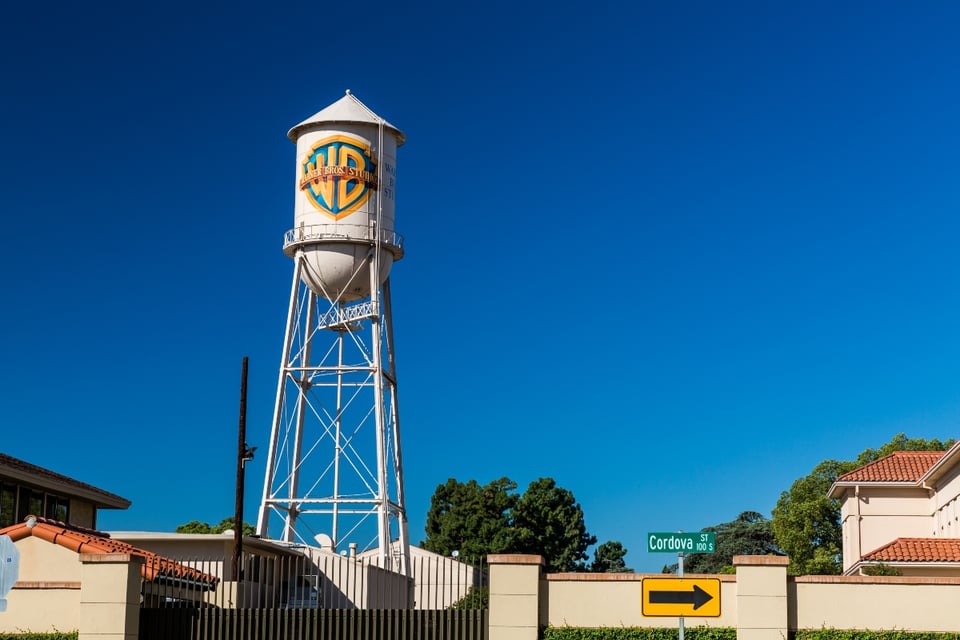 Reportan incendio en los estudios de Warner Bros. testigos escucharon una explosión featured image