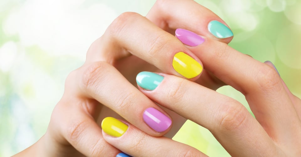 Los 10 colores de uñas más populares del verano 2022