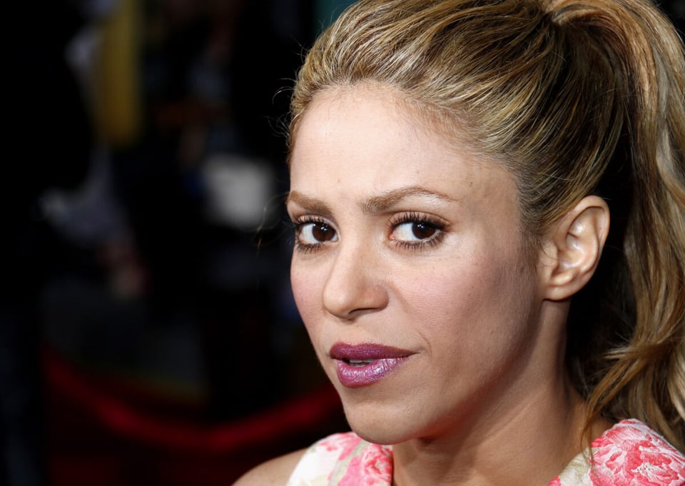 demand, complaint, mundonow, singer, dancer, Shakira's former dancer