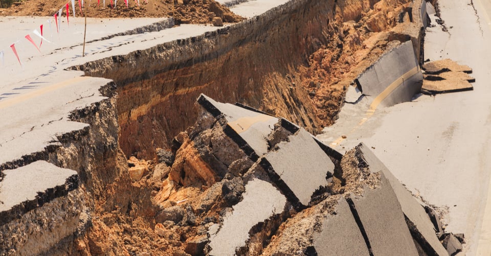 Carretera destrozada por terremoto