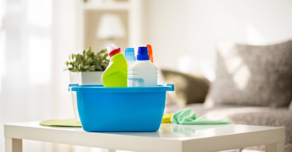 Una cubeta con productos para la casa