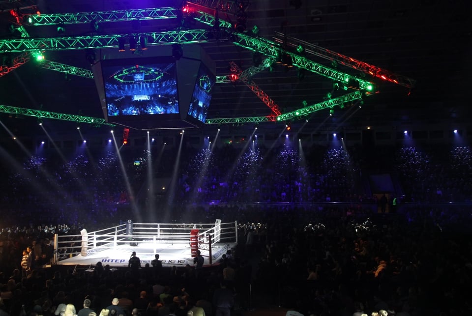 Hispanic trainer dies in the middle of his wife’s boxing match
