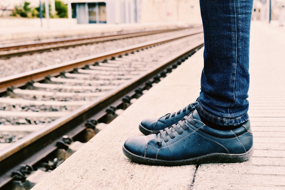Darién, vías del tren, hombre esperando el tren, Alerta Migratoria, MundoNOW