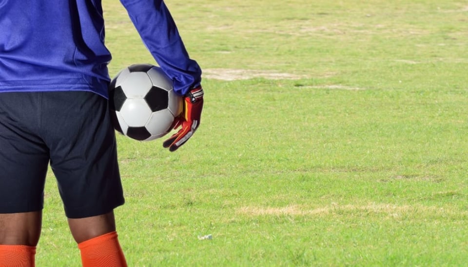 Aficionado de fútbol invade la cancha para enseñarle a su portero como jugar (VIDEO) featured image