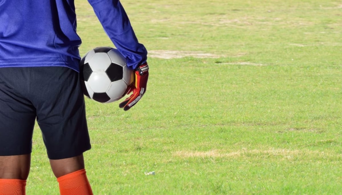 Aficionado de fútbol invade la cancha para enseñarle a su portero como jugar (VIDEO)
