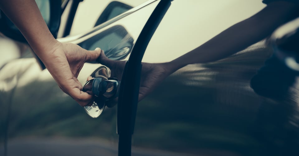 Persona abriendo un auto