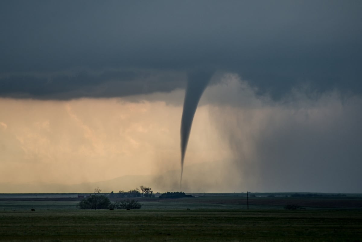 Tornado azota un estado y habitantes corren a refugiarse: habrá más clima severo (Video)