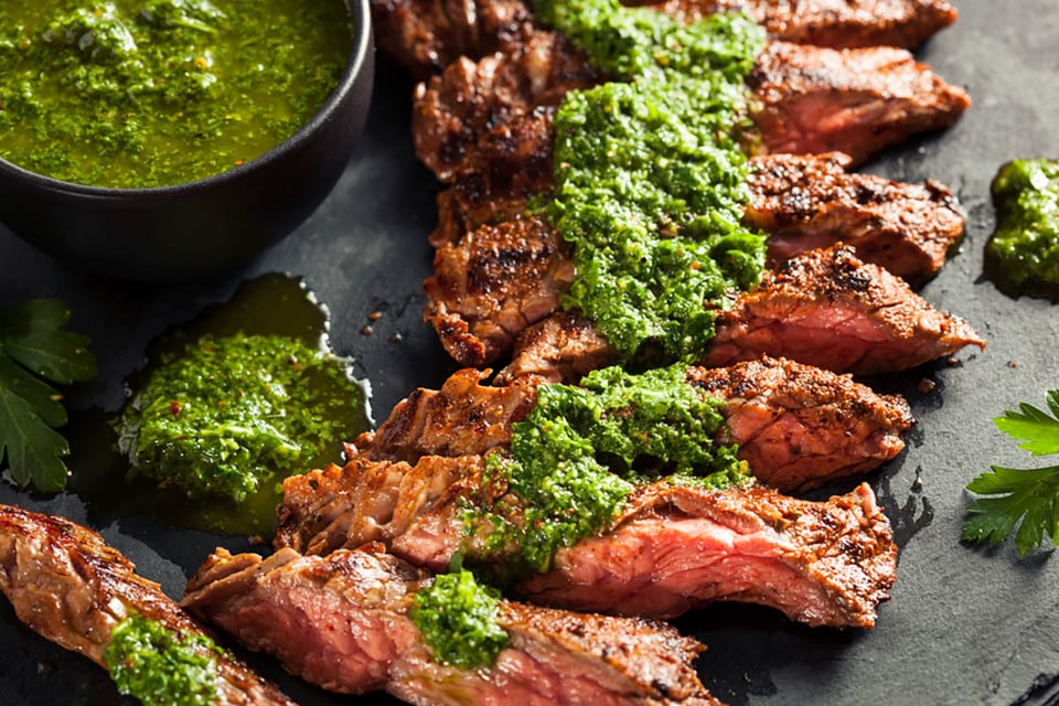 Churrasco, bistec, parrillada, propinas, chimichurri, consejos para asar con toque latino
