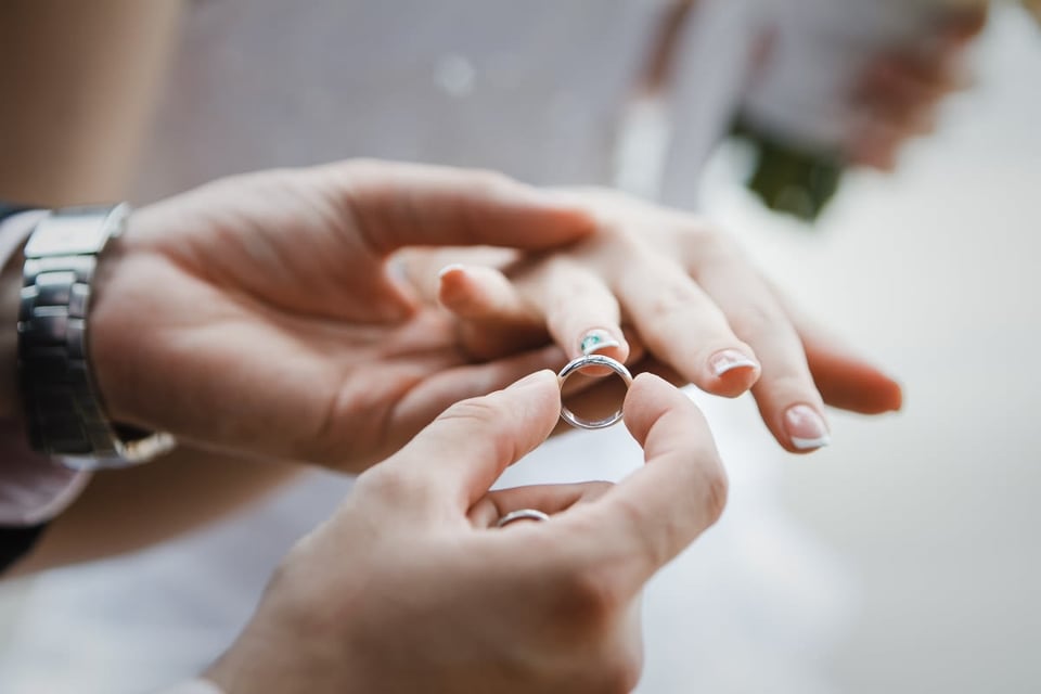 Bride catches her fiancé with another woman right before the wedding (VIDEO)