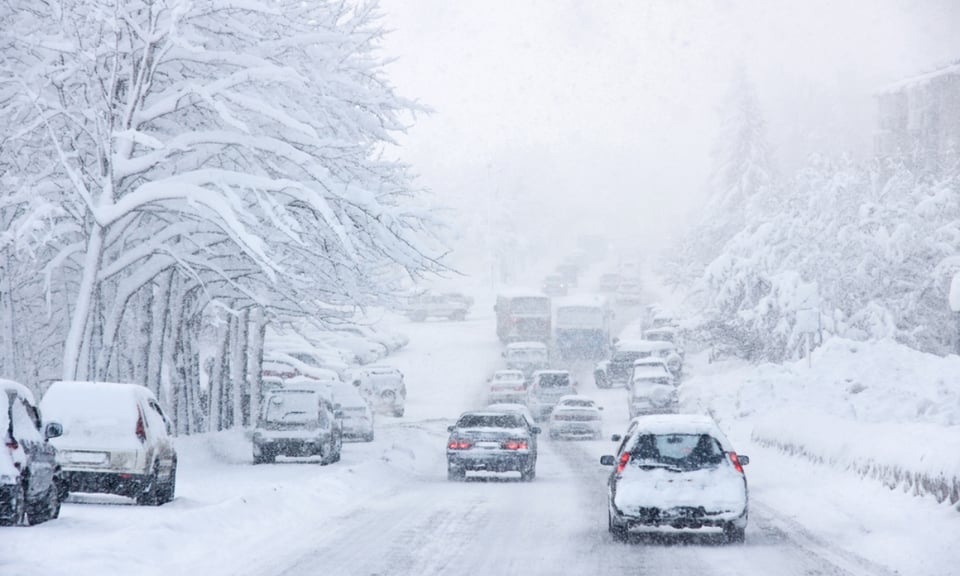 Alertas por tormenta de invierno que genera nevadas récord y no se detiene