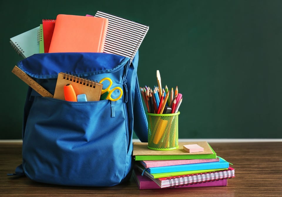 mochila, libros, material escolar, MundoNOW, creatividad