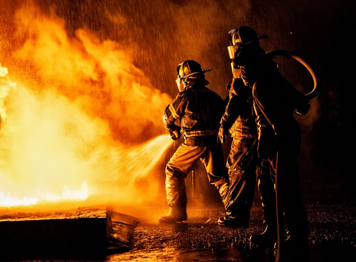 Incendio de tres alarmas deja 11 residencias dañadas y dos destruidas