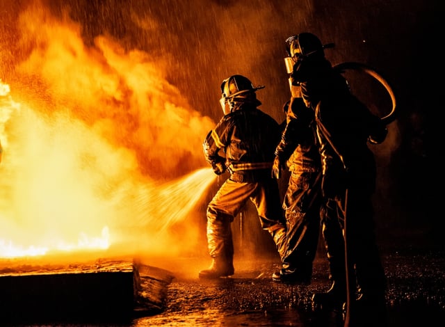 Incendio de tres alarmas deja 11 residencias dañadas y dos destruidas