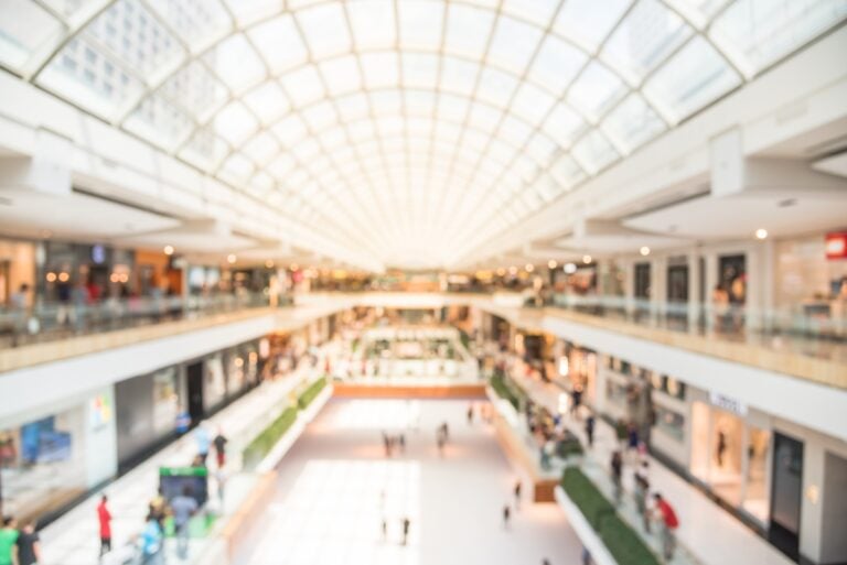 Evacuan mall de Estados Unidos tras un tiroteo