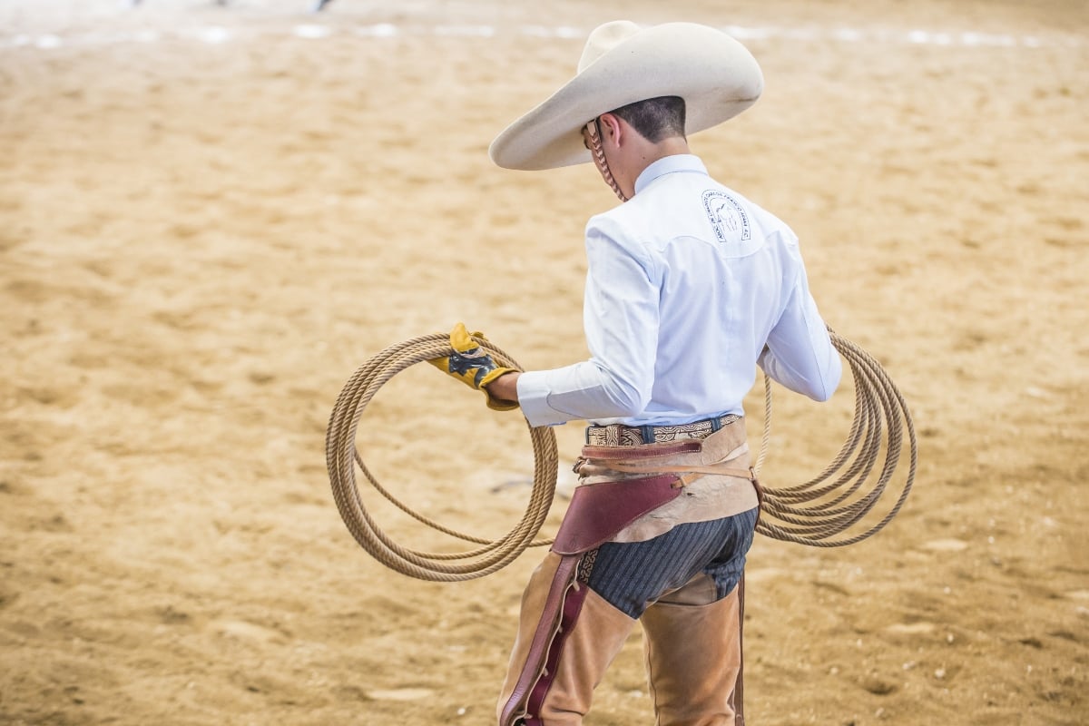¡Sin pudor! El Charro que ofendió a inmigrantes comparte video desde la intimidad con su esposa