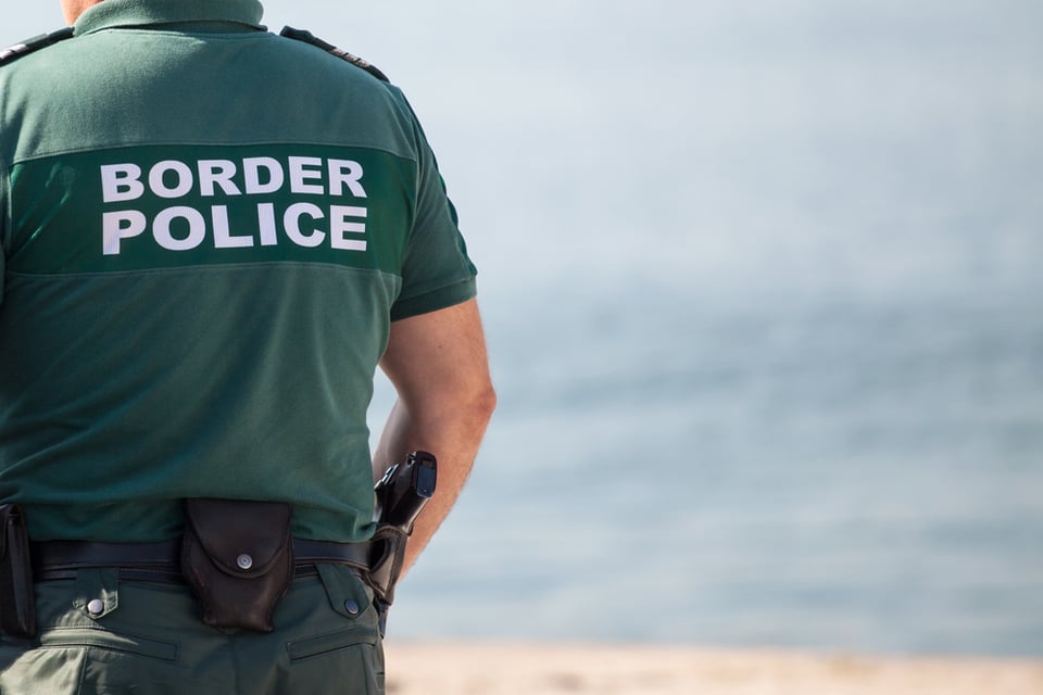 Migración hace impactante descubrimiento en una camioneta (VIDEO) featured image