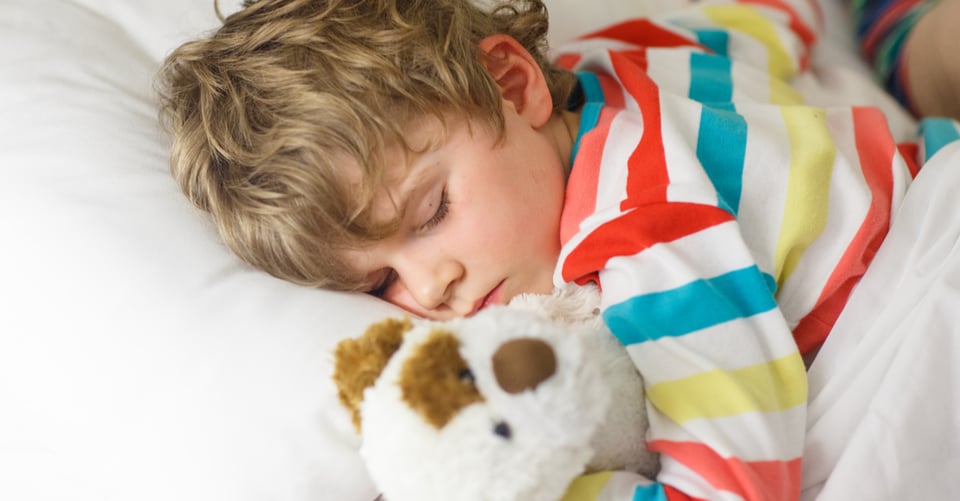 Un niño que está durmiendo porque tenía sueño