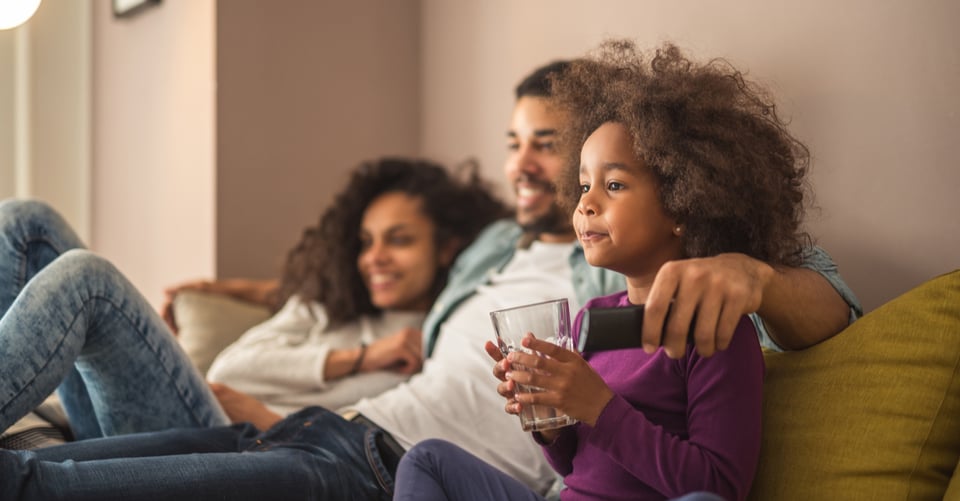 Familia viendo estrenos en televisión en sala