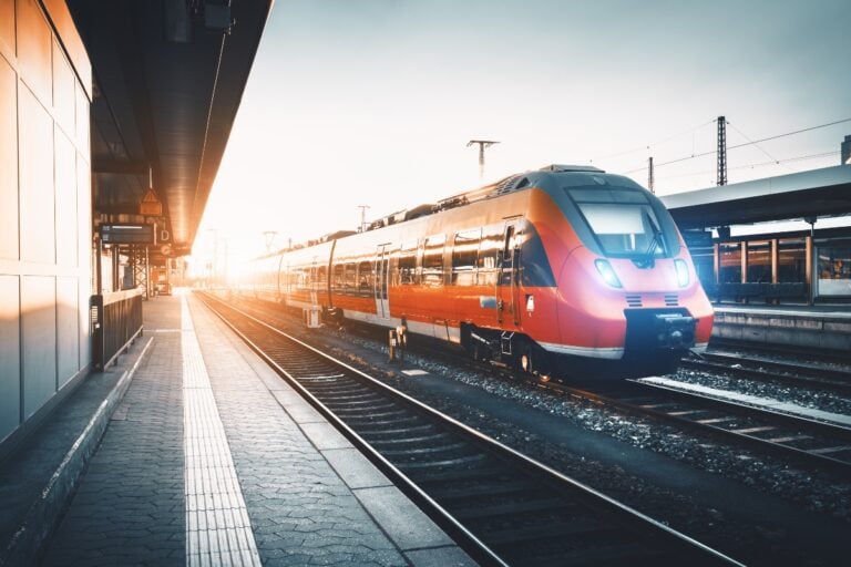 Tren con más de 100 pasajeros sufre accidente y choca contra un camión