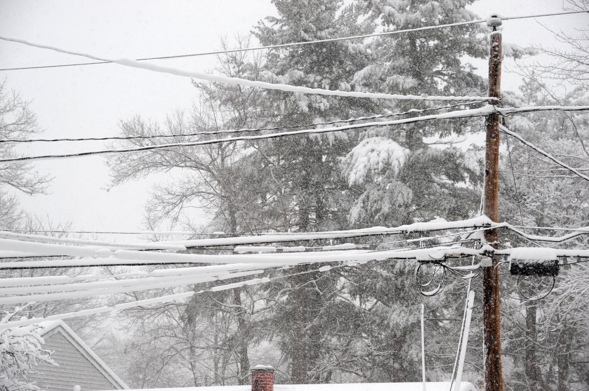 Tormenta de hielo azota Michigan deja a millones sin electricidad