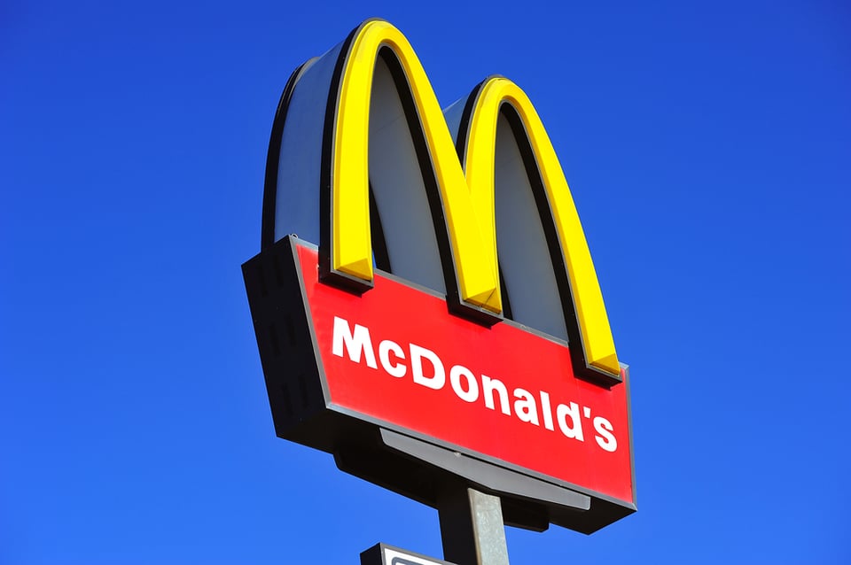 Crónica: Pastor llega furioso a un restaurante McDonald’s
