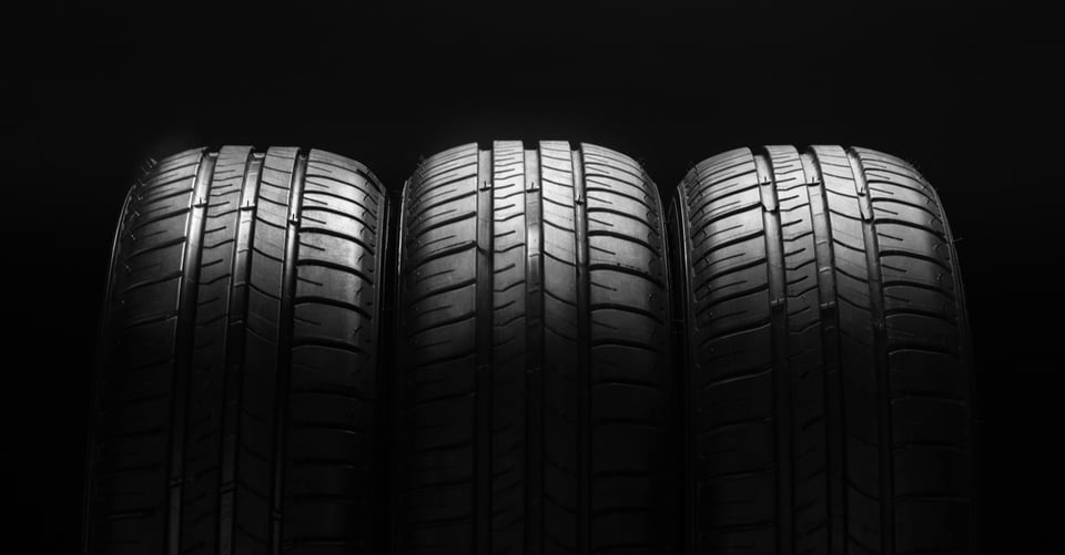 Tres llantas de auto