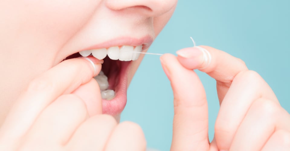 El arte del hilo dental: 15 razones para usarlo siempre