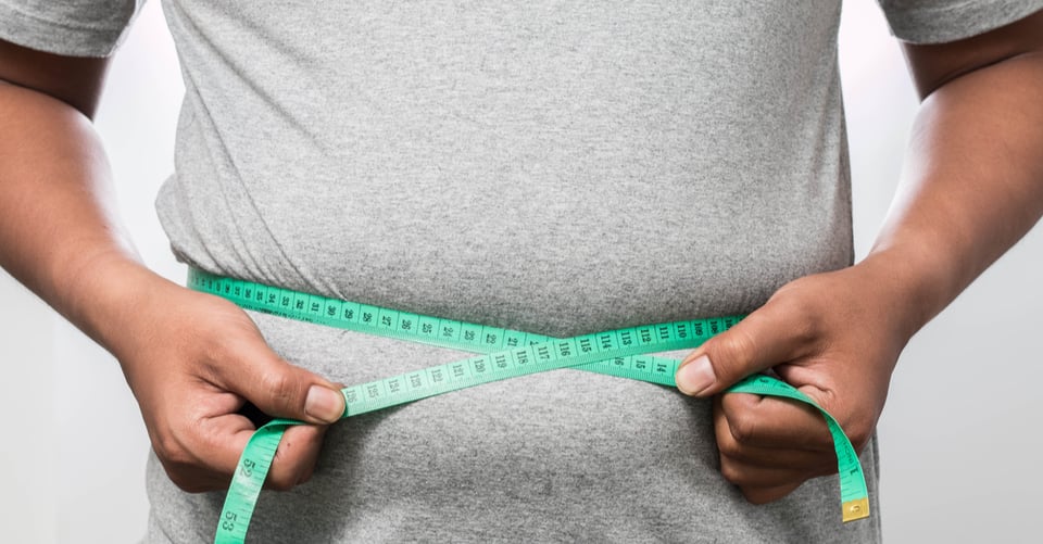 Una persona con obesidad, que se vincula a la diabetes