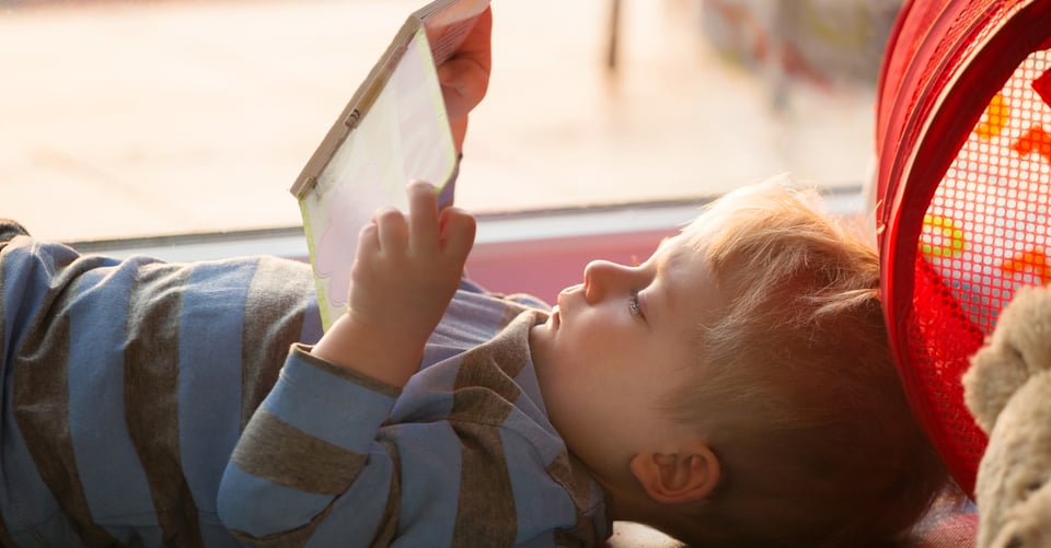 Pequeño con un libro