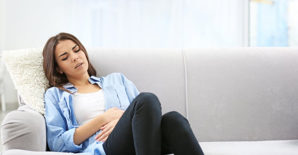 Mujer con dolor en el estómago